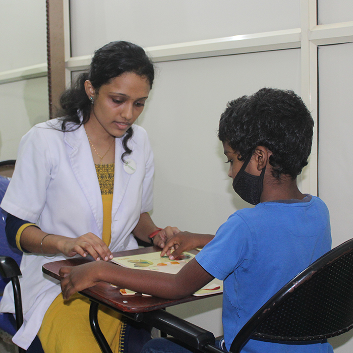 Psychologist providing behavioural management treatment to a patient in Kochi