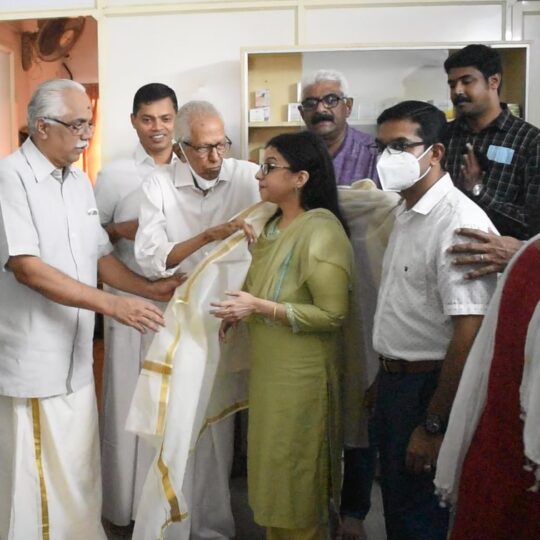 On Women's Day 2022, Dr Reshmi Pramod being honoured by 'Kerala Acharya' Sree M.K Sanu