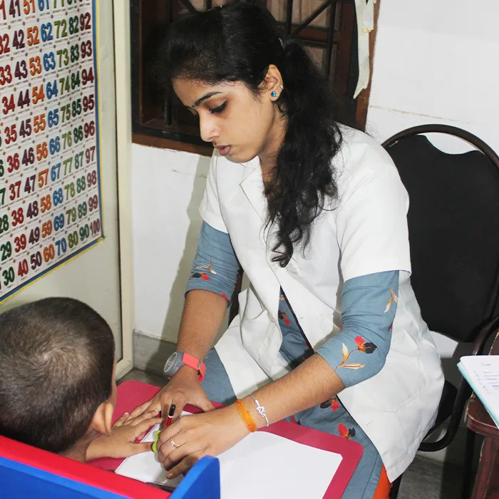 Professional speech therapist working with a client during a speech therapy in Kochi, demonstrating the effectiveness of speech therapy in improving communication skills.